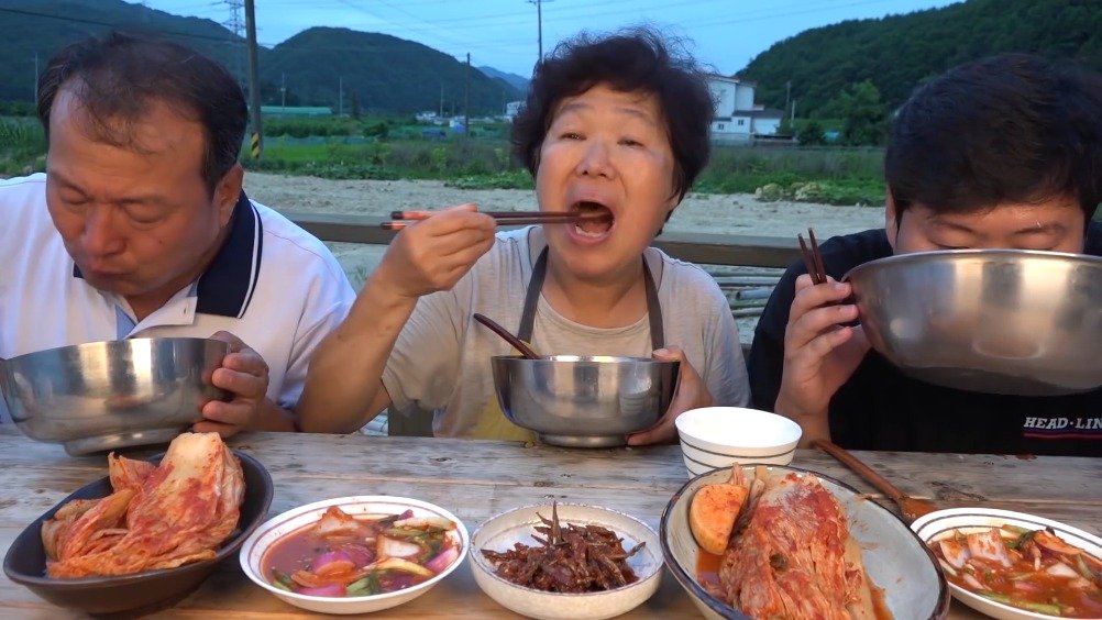 韩国一家三口吃播